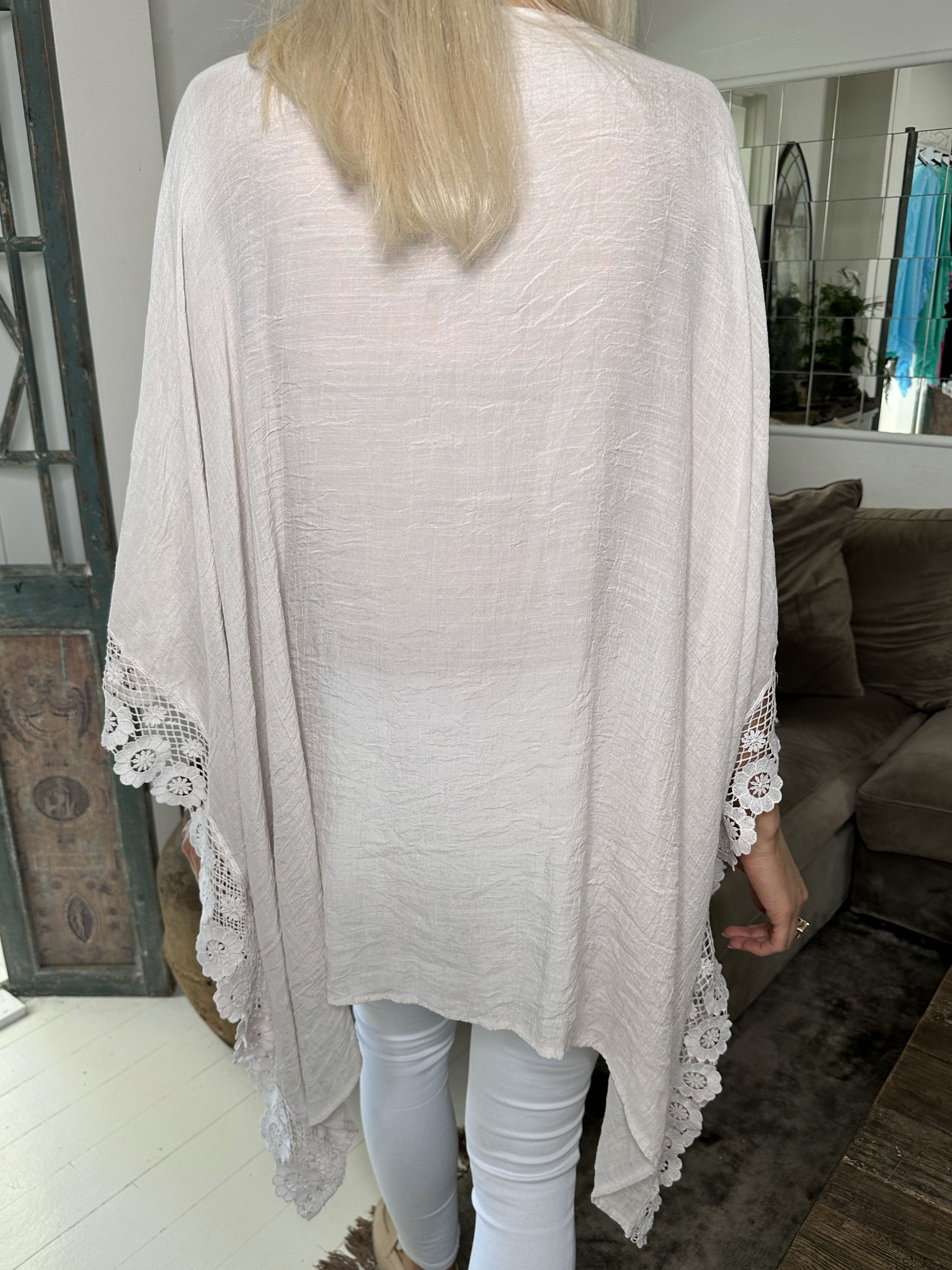 Leslie - Smuk tunika med blondekanter